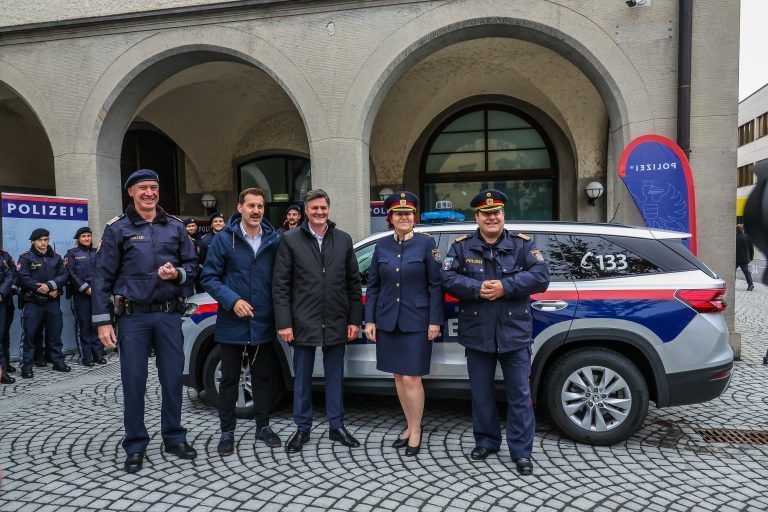 Neues Polizeiauto der Zukunft wird präsentiert, Vorstellung und Übergabe des Streifenwagens der Zukunft Der allradgetriebene Skoda Kodiaq ist das Polizeiauto der Zukunft. Bis 2029 werden voraussichtlich alle Polizeiinspektionen mit dem Kodiaq ausgestattet sein. Bundespolizeidirektor Michael Takacs wird das erste “Polizeiauto der Zukunft” für Vorarlberg persönlich am 13. November an die Kolleginnen und Kollegen der Polizeiinspektion […]