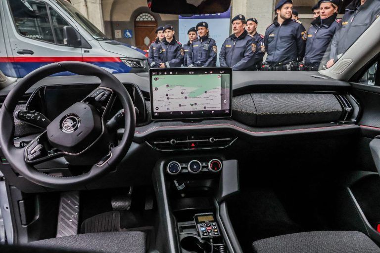 Neues Polizeiauto der Zukunft wird präsentiert, Vorstellung und Übergabe des Streifenwagens der Zukunft Der allradgetriebene Skoda Kodiaq ist das Polizeiauto der Zukunft. Bis 2029 werden voraussichtlich alle Polizeiinspektionen mit dem Kodiaq ausgestattet sein. Bundespolizeidirektor Michael Takacs wird das erste “Polizeiauto der Zukunft” für Vorarlberg persönlich am 13. November an die Kolleginnen und Kollegen der Polizeiinspektion […]