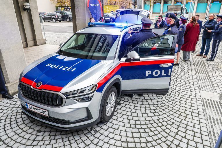 Neues Polizeiauto der Zukunft wird präsentiert, Vorstellung und Übergabe des Streifenwagens der Zukunft Der allradgetriebene Skoda Kodiaq ist das Polizeiauto der Zukunft. Bis 2029 werden voraussichtlich alle Polizeiinspektionen mit dem Kodiaq ausgestattet sein. Bundespolizeidirektor Michael Takacs wird das erste “Polizeiauto der Zukunft” für Vorarlberg persönlich am 13. November an die Kolleginnen und Kollegen der Polizeiinspektion […]