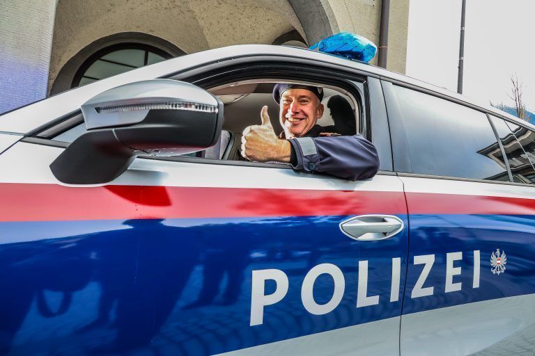 Neues Polizeiauto der Zukunft wird präsentiert, Vorstellung und Übergabe des Streifenwagens der Zukunft Der allradgetriebene Skoda Kodiaq ist das Polizeiauto der Zukunft. Bis 2029 werden voraussichtlich alle Polizeiinspektionen mit dem Kodiaq ausgestattet sein. Bundespolizeidirektor Michael Takacs wird das erste “Polizeiauto der Zukunft” für Vorarlberg persönlich am 13. November an die Kolleginnen und Kollegen der Polizeiinspektion […]