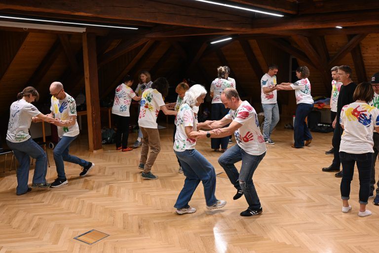 Menschen zum Lachen bringen, will gelernt sein: Wie tanzt ein richtiger Clown? Sie erhielten wertvolle Inputs von Workshopleiter Tom Greder aus Biel.