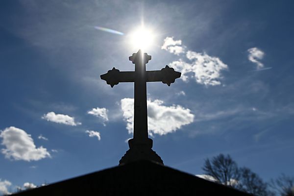 Mann stahl in Rom Frauenbilder von Friedhof