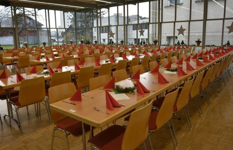 Die Tische sind schön gedeckt. - Schnitzelessen im Pfarrheim