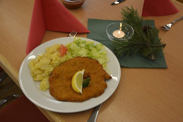 Immer am ersten Adventsonntag, heuer am 27. November, findet der Schnitzelsonntag im Hatlerdorf statt. - Schnitzelsonntag im Jahr 2019
