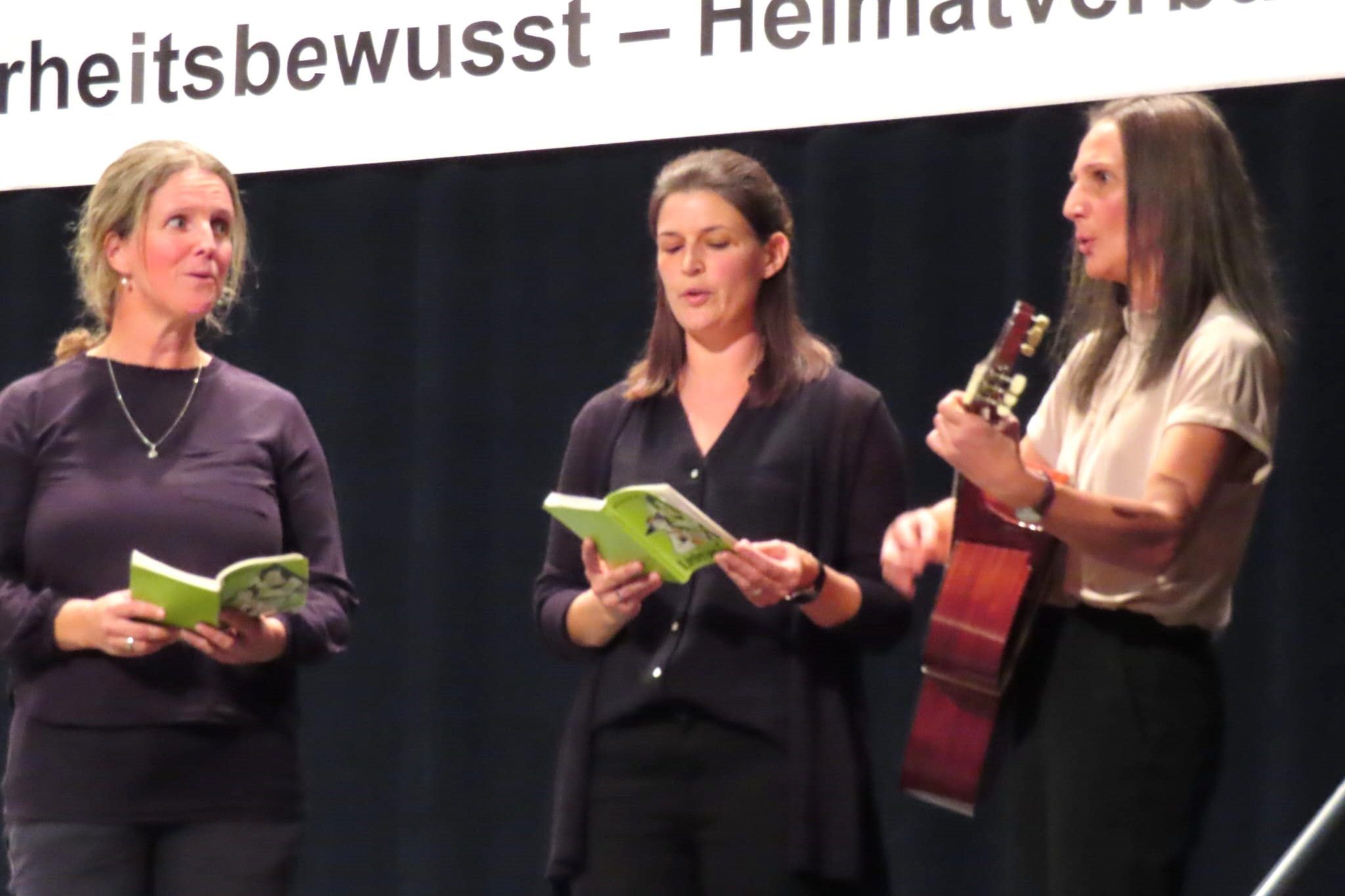 Andrea Nenning, Cornelia Schmidinger und Martina Natter sangen Volkslieder. - Benefizabend Lingenau