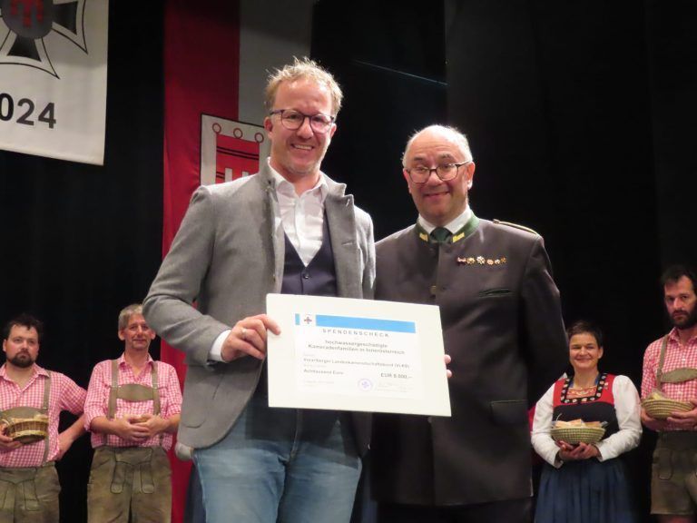 LR Christian Gantner und Präsident Alwin Denz bei der Scheckübergabe. - Benefizabend Lingenau