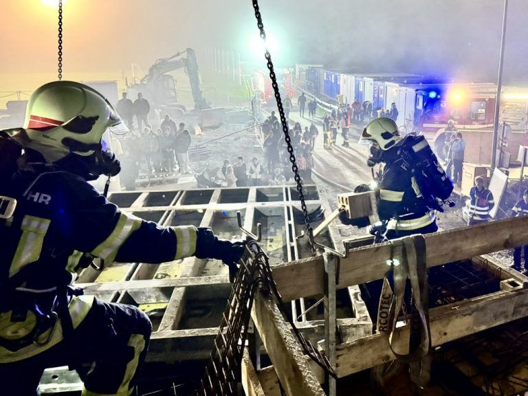 Bei der Herbstübung der Röthner Feuerwehr wurde ein Unfall auf der Baustelle des Röthner Sportplatzes simuliert. - Abschlussübung und Fahrzeugübergabe Feuerwehr Röthis - Abschlussübung und Fahrzeugübergabe Feuerwehr Röthis