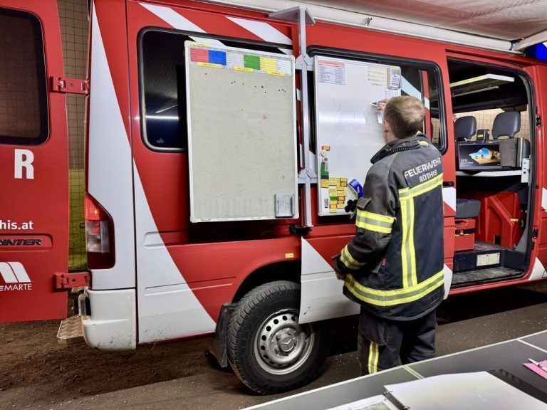 Bei der Herbstübung der Röthner Feuerwehr wurde ein Unfall auf der Baustelle des Röthner Sportplatzes simuliert. - Abschlussübung und Fahrzeugübergabe Feuerwehr Röthis - Abschlussübung und Fahrzeugübergabe Feuerwehr Röthis