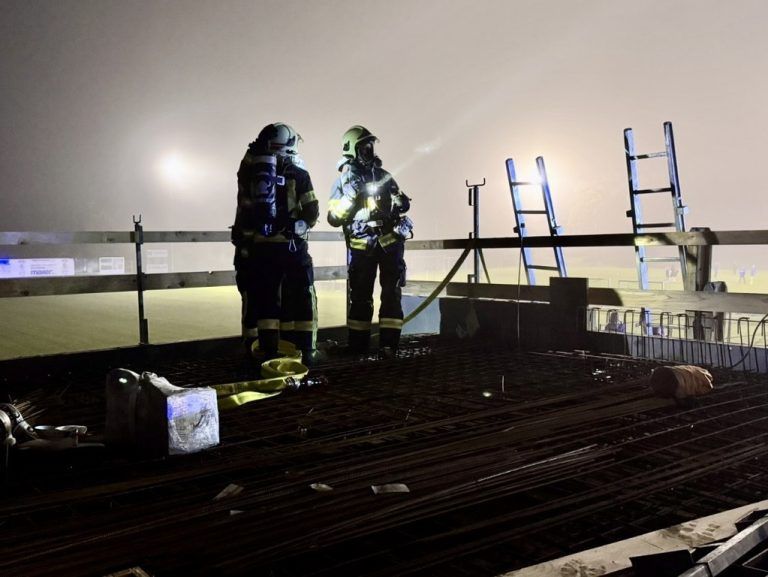 Bei der Herbstübung der Röthner Feuerwehr wurde ein Unfall auf der Baustelle des Röthner Sportplatzes simuliert. - Abschlussübung und Fahrzeugübergabe Feuerwehr Röthis - Abschlussübung und Fahrzeugübergabe Feuerwehr Röthis
