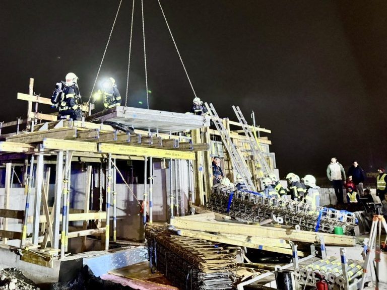 Bei der Herbstübung der Röthner Feuerwehr wurde ein Unfall auf der Baustelle des Röthner Sportplatzes simuliert. - Abschlussübung und Fahrzeugübergabe Feuerwehr Röthis - Abschlussübung und Fahrzeugübergabe Feuerwehr Röthis