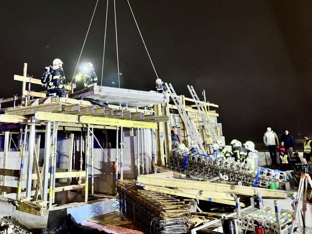 Feuerwehrübung mit Baustellenunfall am  Sportplatz