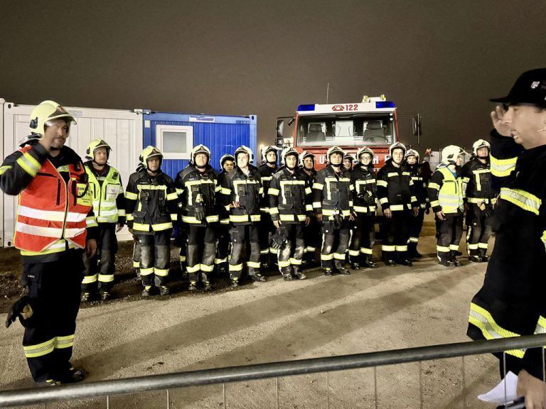 Bei der Herbstübung der Röthner Feuerwehr wurde ein Unfall auf der Baustelle des Röthner Sportplatzes simuliert. - Abschlussübung und Fahrzeugübergabe Feuerwehr Röthis - Abschlussübung und Fahrzeugübergabe Feuerwehr Röthis