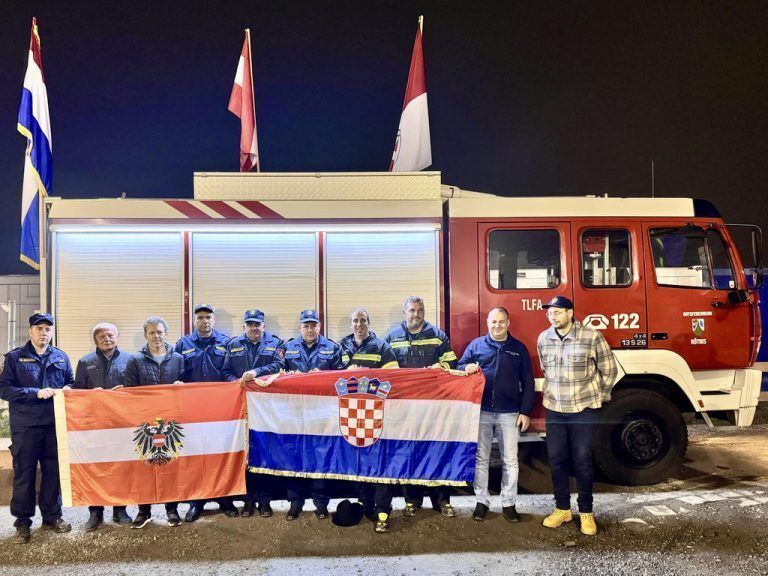 Freudig konnte das alte Tanklöschfahrzeug der Feuerwehr Röthis an die Kollegen aus dem kroatischen Grabrk übergeben werden. - Abschlussübung und Fahrzeugübergabe Feuerwehr Röthis - Abschlussübung und Fahrzeugübergabe Feuerwehr Röthis