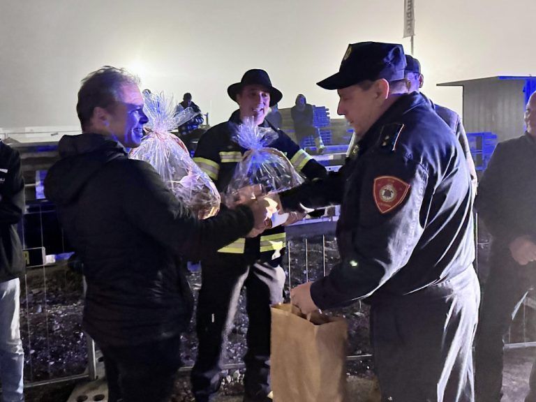 Freudig konnte das alte Tanklöschfahrzeug der Feuerwehr Röthis an die Kollegen aus dem kroatischen Grabrk übergeben werden. - Abschlussübung und Fahrzeugübergabe Feuerwehr Röthis - Abschlussübung und Fahrzeugübergabe Feuerwehr Röthis