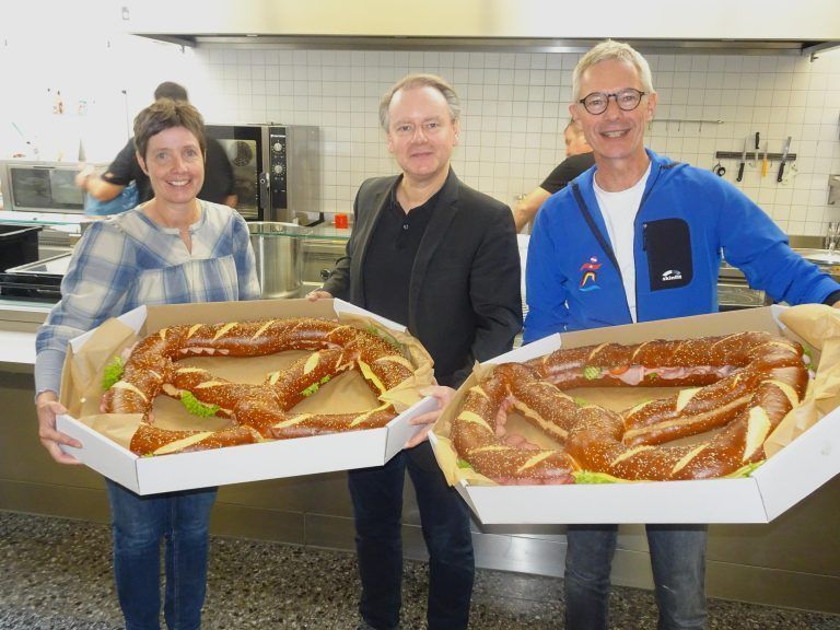 Brigitte Rein und Oberschorbach-Präsident Jürgen Alber nahmen dankend die Jause von Herbert Kohler entgegen. - Zwischen Nadel, Faden und Jubiläumsfieber - Schaffa Tag Oberschorbach Fasnatzunft