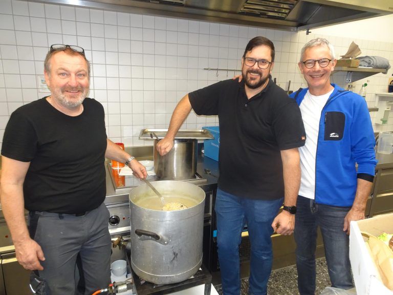 Die Küchen-Crew versorgte die Helfer mit leckerer Gerstensuppe. - Zwischen Nadel, Faden und Jubiläumsfieber - Schaffa Tag Oberschorbach Fasnatzunft