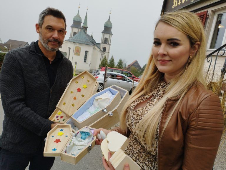Auch mit kleinen Särgen bietet Bernadette Hartl mir ihrem Verein Trost und Halt für betroffene Familien. - Sternenbänke