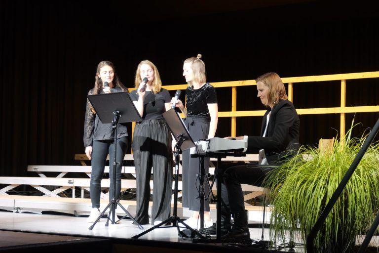Drei Sängerinnen des „Wunschkonzert“ Ensembles begeisterten mit „Ein Hoch auf uns“. - Gemeinschaftskonzert der Frastanzer Chöre - Chor, Gemeinschaftskonzert