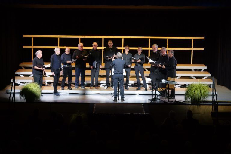 Die Männerschola unter Leitung von Willi Ellensohn bringt Schwung mit „King Of The Road“. - Gemeinschaftskonzert der Frastanzer Chöre - Chor, Gemeinschaftskonzert