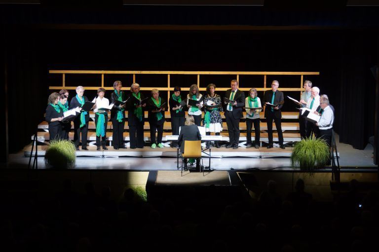 Magdalena Fingerlos und der Chor „Singklang Amerlügen“ berühren mit „Weit, weit weg“. - Gemeinschaftskonzert der Frastanzer Chöre - Chor, Gemeinschaftskonzert