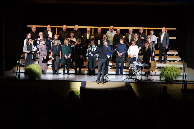 Der Kirchenchor unter Guntram Fischer begeistert mit dem Gospel „Oh, Freedom“. - Gemeinschaftskonzert der Frastanzer Chöre - Chor, Gemeinschaftskonzert