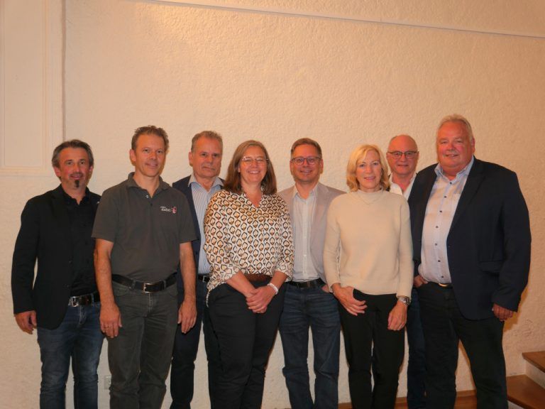 Bürgermeister von Vorderland gratulieren Karl Wutschitz (r.) - KPV Vorderland JHV