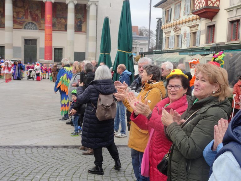 Das Publikum feuerte die Narren beim Einzug an. - Mit Vollgas in die fünfte Jahreszeit - 64. Dornbirner Fasching