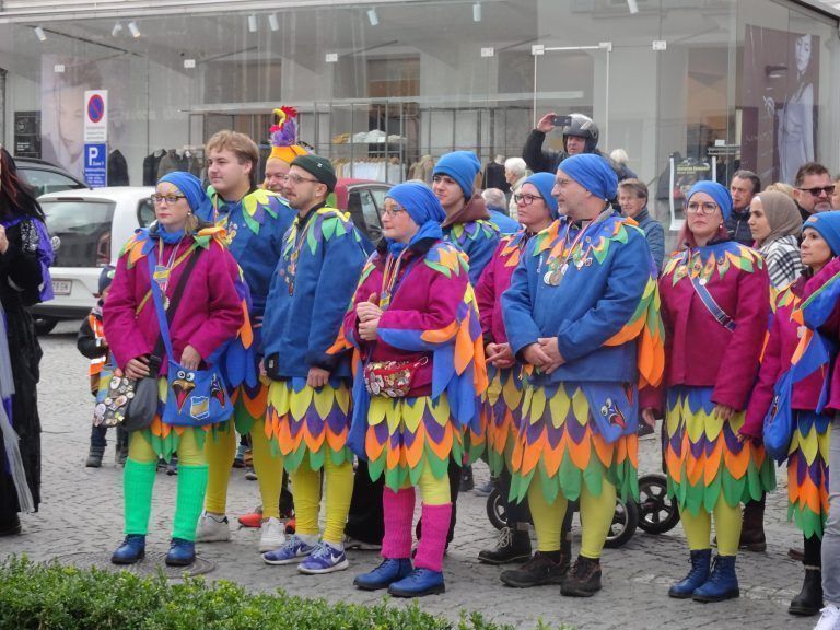 Bunte Vögel ließen sich die Eröffnung nicht entgehen. - Mit Vollgas in die fünfte Jahreszeit - 64. Dornbirner Fasching