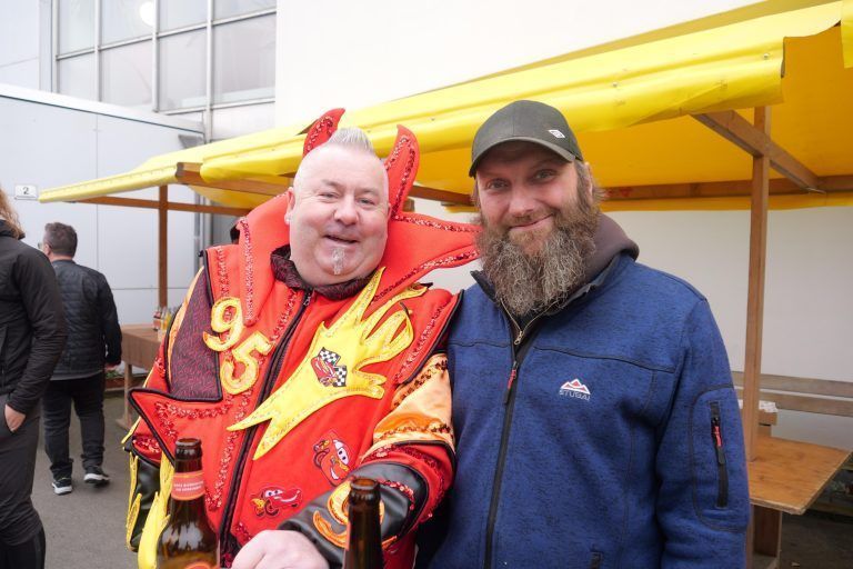 Bernd Rohrer und Andi Kreiner genossen den Faschingsauftakt in vollen Zügen. - Die närrische Zeit hat begonnen - Faschingsbeginn