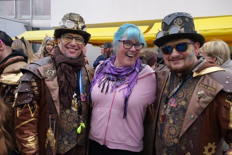 Jürgen, Tanja und Fabio bei der Lebenshilfe Werkstätte. - Die närrische Zeit hat begonnen - Faschingsbeginn