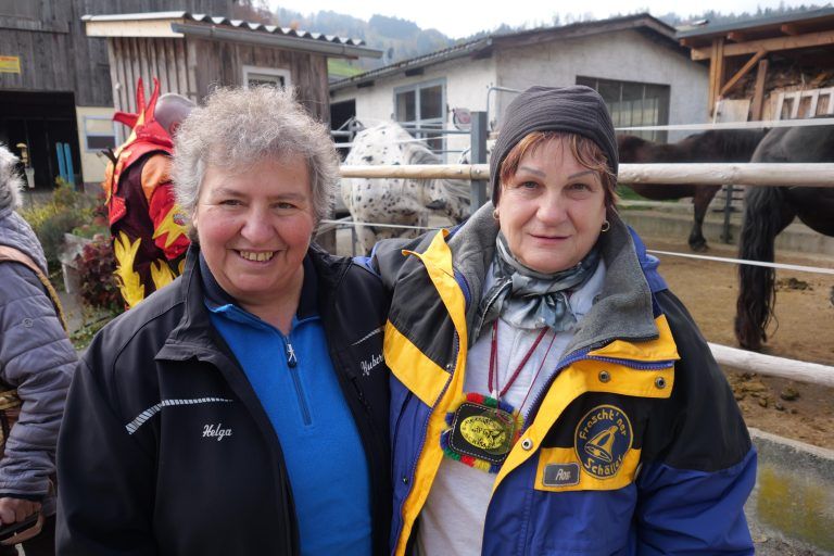 Helga und Rosi ließen sich stimmungsvoll in die Saison einführen. - Die närrische Zeit hat begonnen - Faschingsbeginn