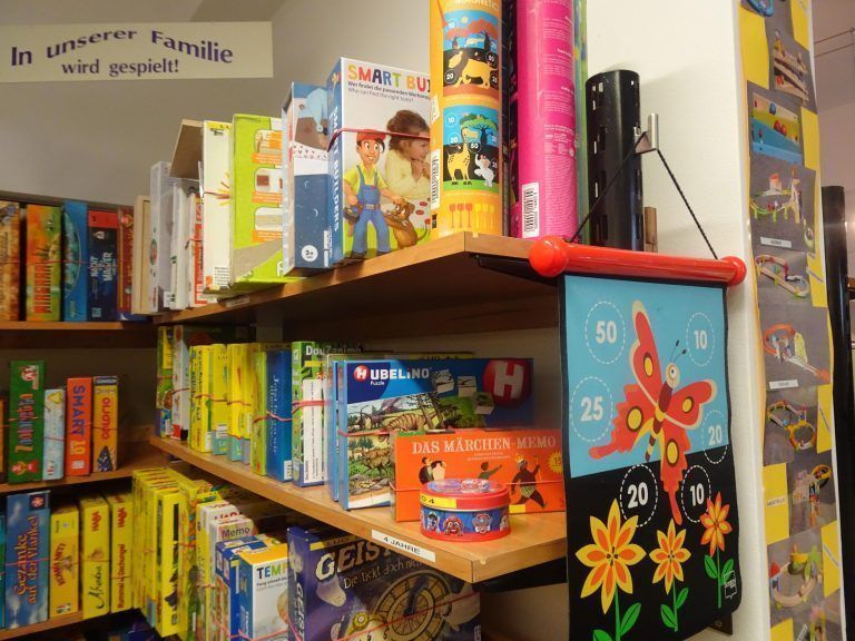 Neben Büchern bietet die Bücherei Schoren eine breite Auswahl an Spielen und Fahrzeugen zum Ausleihen an. - Drei Jahrzehnte Leseabenteuer - Die Bücherei und Spielothek Schoren feiert am Sonntag ihr 30-jähriges Bestehen.