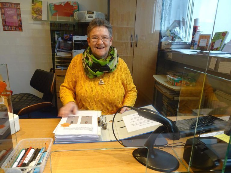 Auch Helga Kalb ist seit den Anfängen dabei. - Drei Jahrzehnte Leseabenteuer - Die Bücherei und Spielothek Schoren feiert am Sonntag ihr 30-jähriges Bestehen.