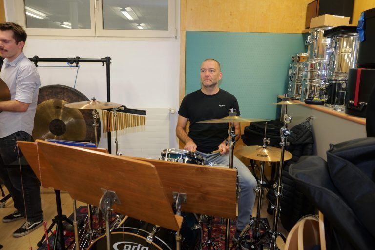 Ein Herz für den Takt – Der Schlagzeuger sorgt für den rhythmischen Puls im Proberaum. - Das Finale naht: Feinschliff fürs Konzert Ende November - Musikverein Gisingen