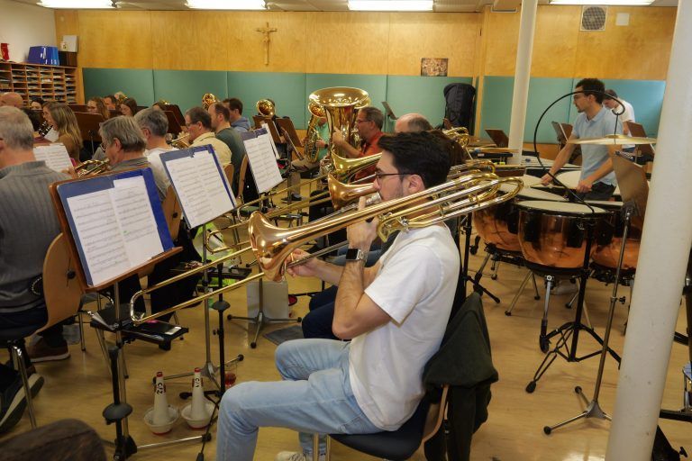 Motivierte Musikanten – Der Vorfreude auf den großen Konzertabend ist in jedem Gesicht zu lesen. - Das Finale naht: Feinschliff fürs Konzert Ende November - Musikverein Gisingen