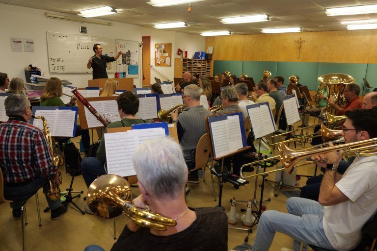 Kapellmeister Mario Wiedemann gelang eine spannende Musikauswahl. - Das Finale naht: Feinschliff fürs Konzert Ende November - Musikverein Gisingen