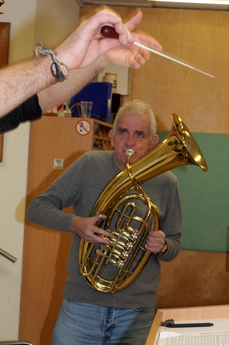 Emotionen pur – Das Tenorhorn-Solo von Jürgen Biedermann im Stück „You raise me up“ erzeugt Gänsehaut. - Das Finale naht: Feinschliff fürs Konzert Ende November - Musikverein Gisingen