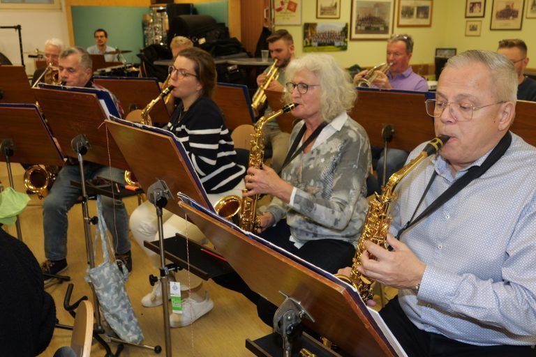 Die Probenatmosphäre ist geprägt von Leidenschaft und musikalischem Feingefühl. - Das Finale naht: Feinschliff fürs Konzert Ende November - Musikverein Gisingen
