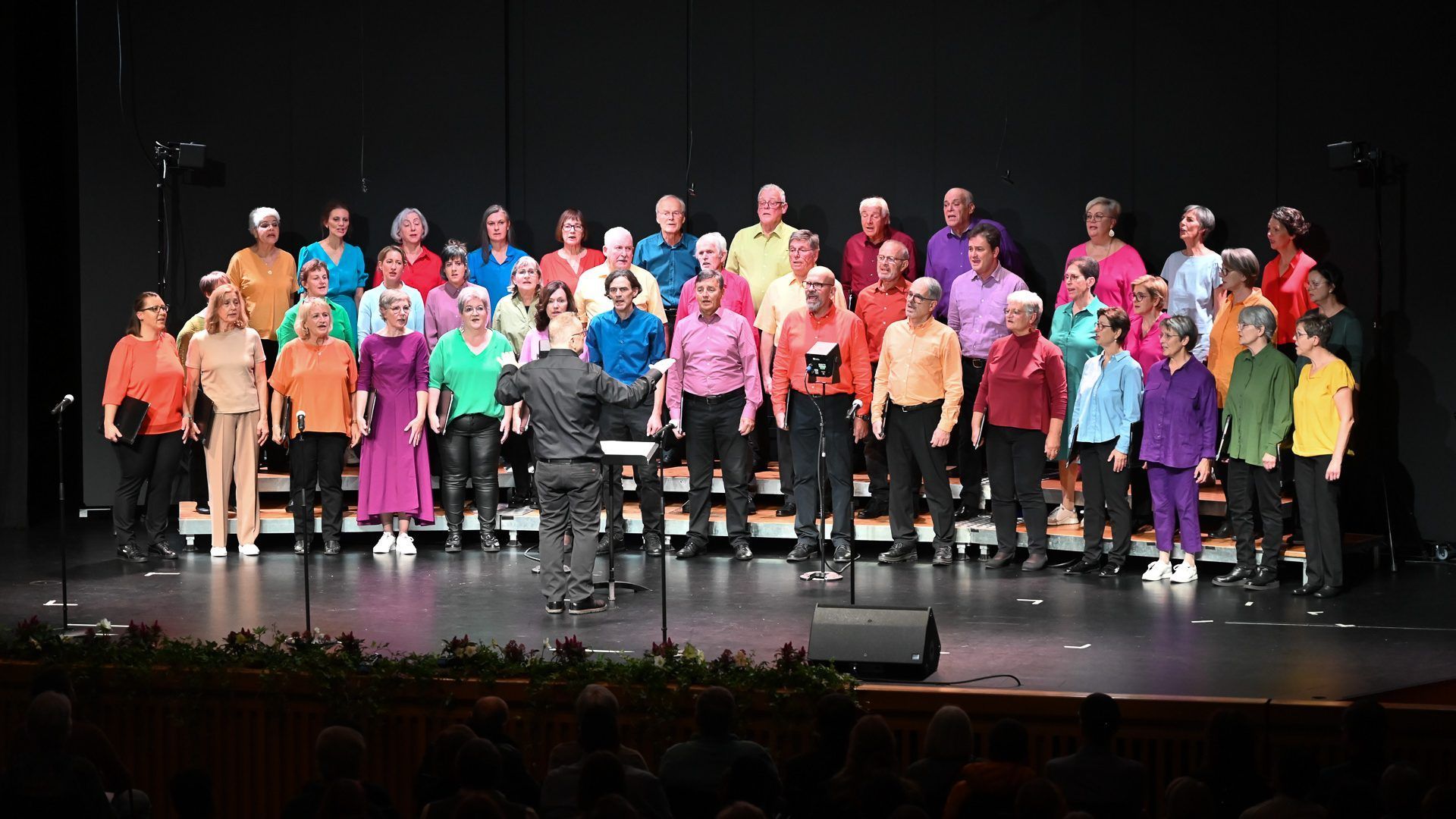 Chorleiter Peter Vonbank führte mit dem Chor durch den Abend. - Ein Zeichen für mehr Menschlichkeit - Ein Zeichen für mehr Menschlichkeit
