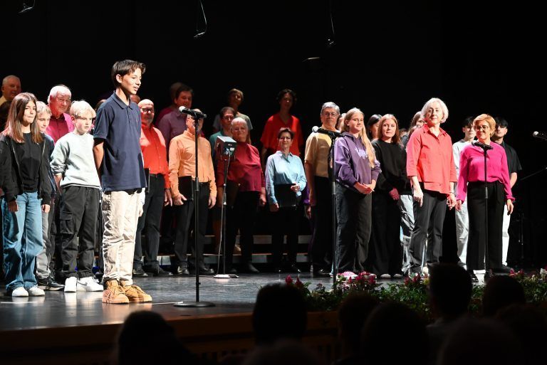 Schüler der MS Rheindorf traten in einen Dialog mit den Chormitgliedern. - Ein Zeichen für mehr Menschlichkeit - Ein Zeichen für mehr Menschlichkeit