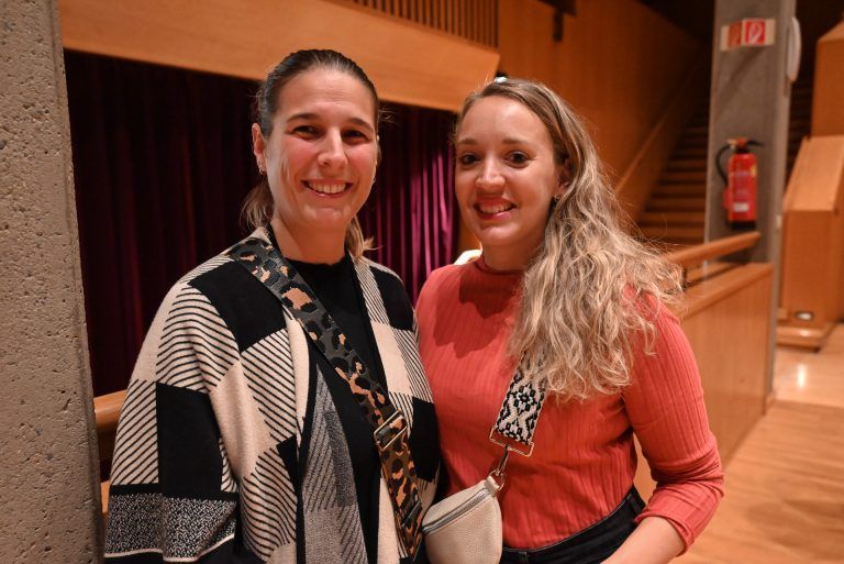 Die Besucherinnen Nadine König und Sarah Krutis waren berührt von den unterschiedlichen Auftritten. - Ein Zeichen für mehr Menschlichkeit - Ein Zeichen für mehr Menschlichkeit