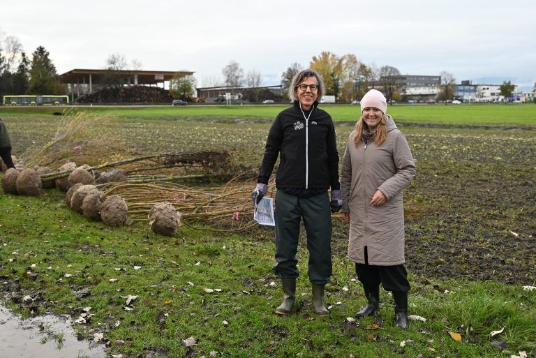 Rudi Alge von der Umweltabteilung und Gemeinderätin Christine Bösch-Vetter sind stolz auf das Ergebnis. - Ein Stück Kanal zurück in naturnahen Zustand gebracht - Ein Stück Kanal zurück in naturnahen Zustand gebracht