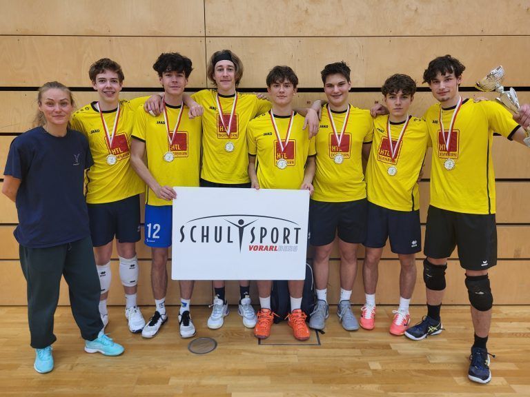 Das erfolgreiche Siegerteam bei den Burschen, die HTL Dornbirn. - Volleyball-Fieber und Fairplay bei den Schulolympics - Diese Woche fanden in den Messesporthallen die Volleyball-Landesmeisterschaft der Oberstufen statt.