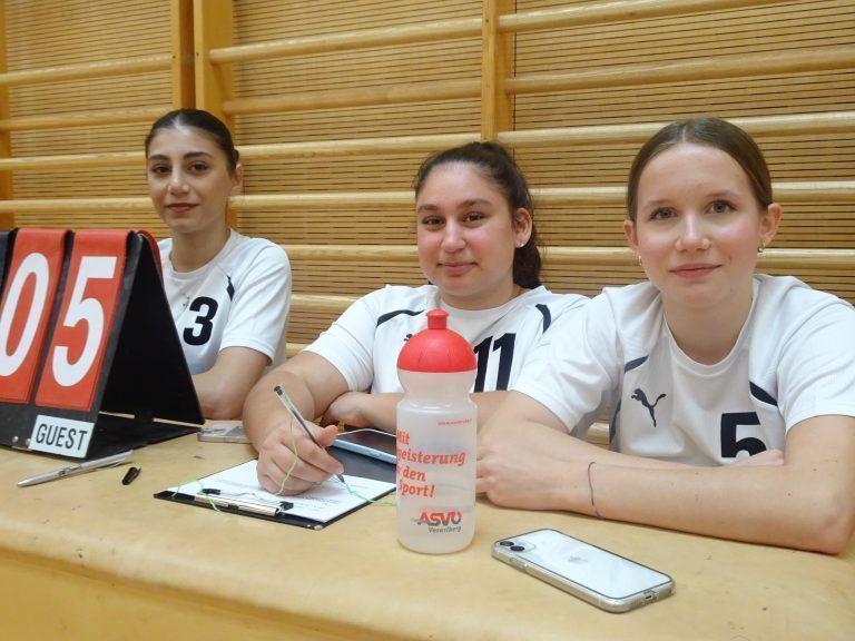 Meri, Yaren und Hannah fungierten als Schiedsrichterinnen. - Volleyball-Fieber und Fairplay bei den Schulolympics - Diese Woche fanden in den Messesporthallen die Volleyball-Landesmeisterschaft der Oberstufen statt.