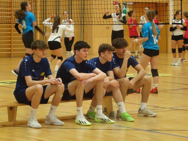 Auch gegenseitiges Mitfiebern gehörte dazu. - Volleyball-Fieber und Fairplay bei den Schulolympics - Diese Woche fanden in den Messesporthallen die Volleyball-Landesmeisterschaft der Oberstufen statt.