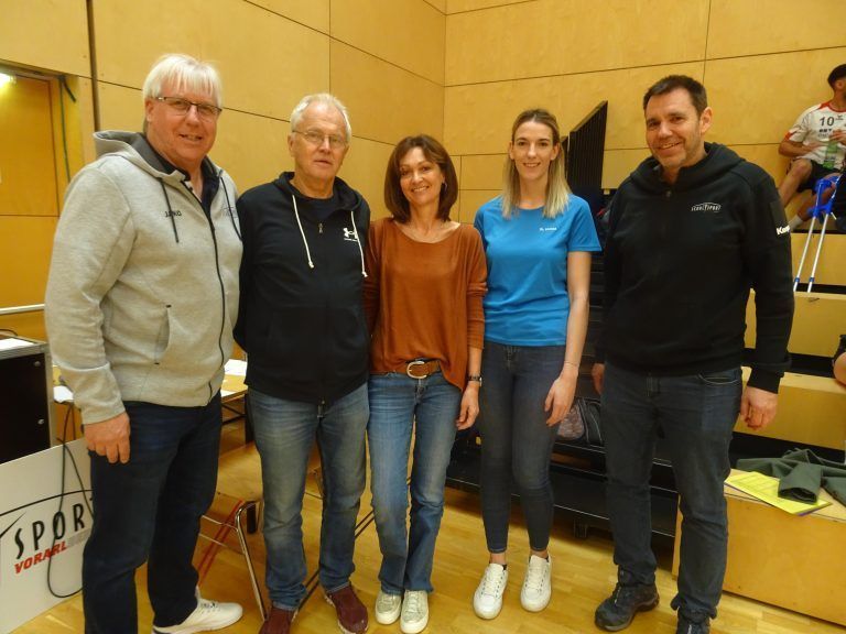 Schulsportreferent Christoph Neyer, "Mr. Volleyball" Rudi Grabherr, Lisi Dengg, Karin Metzler (UNIQUA) und LR Stefan Widerin freuten sich über eine gelungene Veranstaltung. - Volleyball-Fieber und Fairplay bei den Schulolympics - Diese Woche fanden in den Messesporthallen die Volleyball-Landesmeisterschaft der Oberstufen statt.