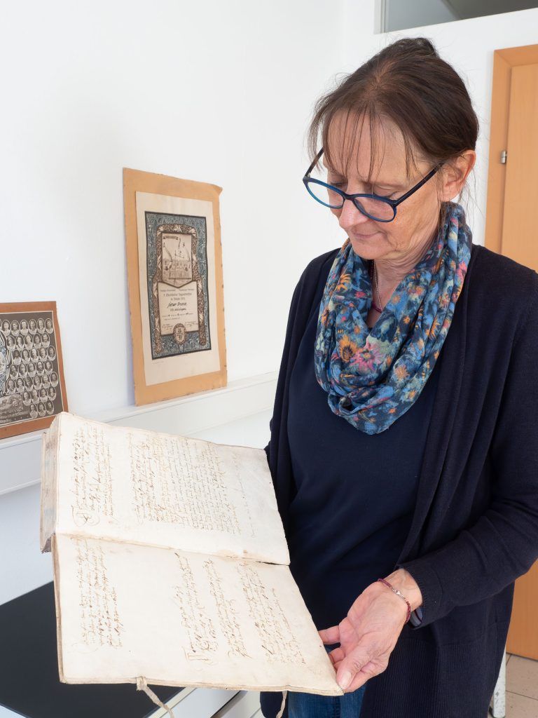 Archivarin Anita Muther mit dem 400 Jahren Alten "Gmeindtle-Buch" - Archivbesichtigung in Meiningen
