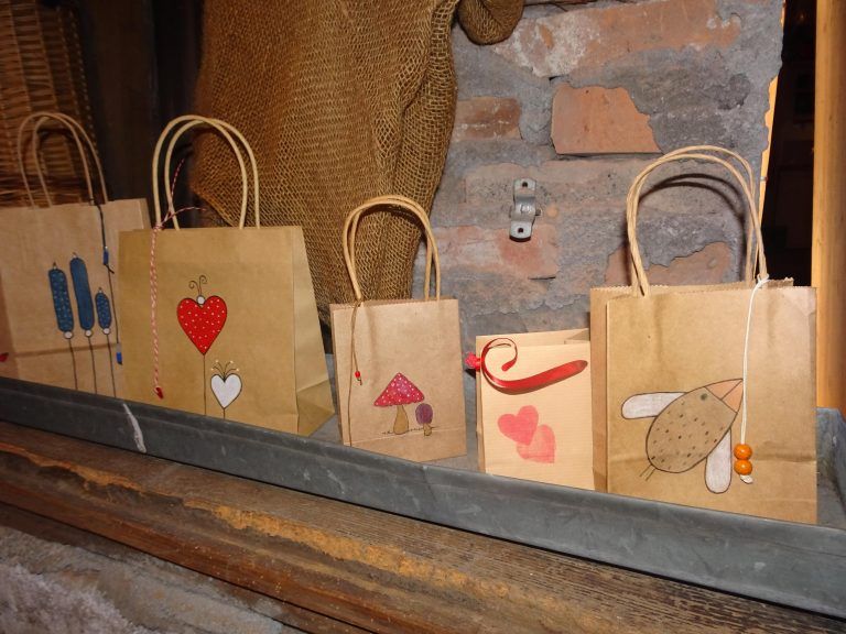 Die Arbeiten von Ulrike Hotz sind gefragte Geschenke. - Zwischen altem Leinen und neuen Ideen - Ulrike Hotz ist eine der 21 KunsthandwerkerInnen, die am Wochenende zur Ausstellung ins Freudenhaus einladen.