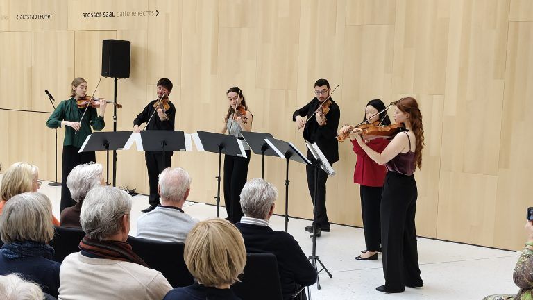 Tanz auf der Geige – Mit Brahms’ „Ungarischen Tänzen“ wurde musikalische Lebensfreude greifbar. - Konzert am Mittag - Violinklasse Rudens Turku - Konzert am Mittag, Stella Vorarlberg, Violine
