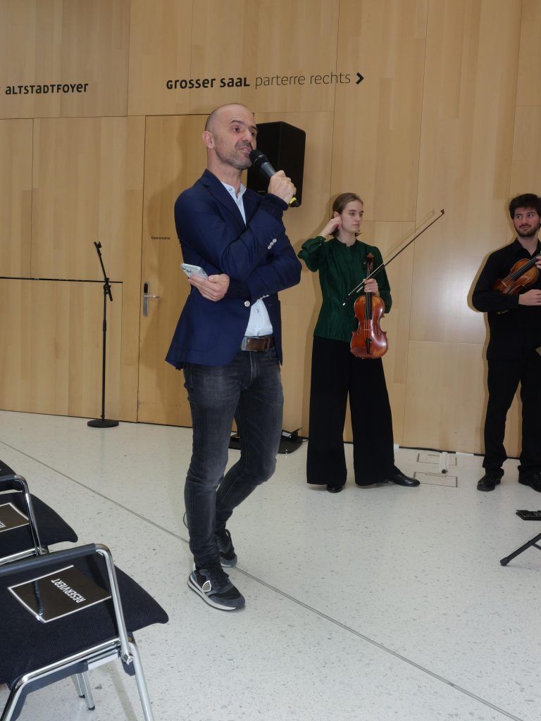 Herzlich Willkommen – Rudens Turku begrüßte die zahlreichen Gäste im Montforthaus. - Konzert am Mittag - Violinklasse Rudens Turku - Konzert am Mittag, Stella Vorarlberg, Violine